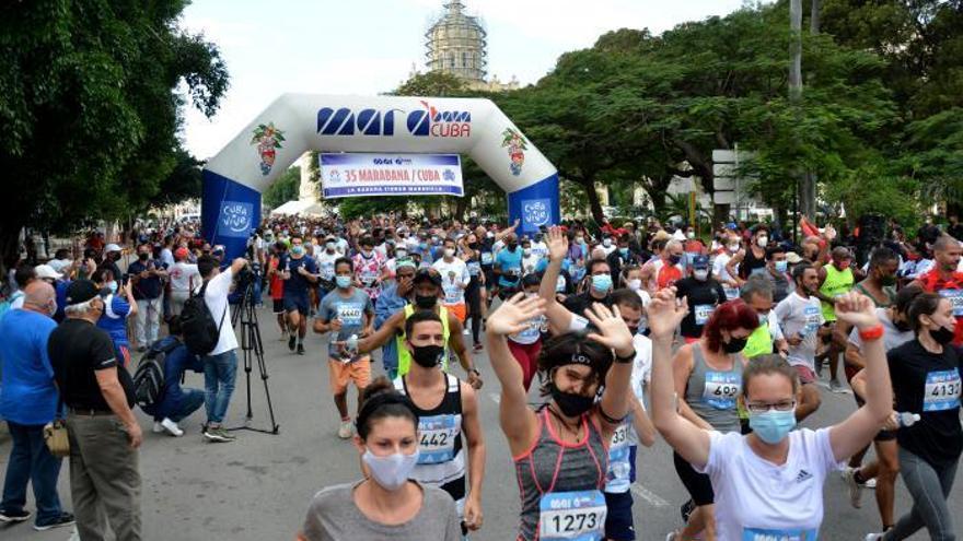 Unas 2.300 personas participaron en el maratón Marabana en La Habana este domingo. (Granma)
