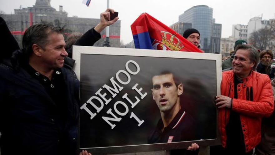 Más de un centenar de simpatizantes del tenista Novak Djokovic, la mayoría serbios, montan una fiesta callejera en apoyo al tenista serbio en los alrededores del hotel Park de Melbourne (Australia), este domingo. (EFE/ Rocío Otoya)