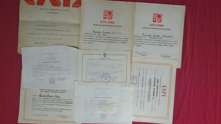 Diplomas del autor en sus cursos sobre marxismo-leninismo. (14ymedio)