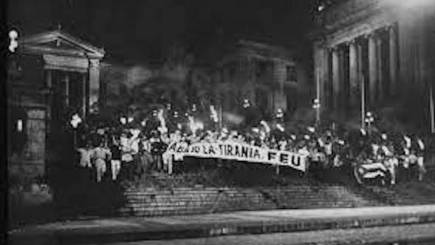 Los medios oficiales deberían reseñar los acontecimientos que ocurrieron en La Habana el 20 de mayo de 1955, cuando la Federación Estudiantil Universitaria (FEU) quiso conmemorar el advenimiento de la República.