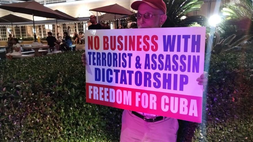 Manifestación este jueves en Miami contra un posible nuevo 'deshielo' de la Administración de Biden. (14ymedio)