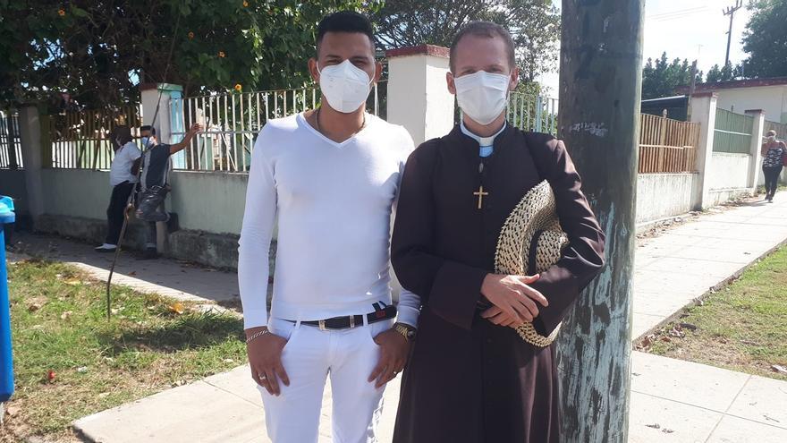 El padre Kenny Fernández Delgado junto a Landy Fernández Elizastigui, hermano de Luis Robles Elizastigui, durante el juicio del activista que tuvo lugar el 16 de diciembre de 2021. (Facebook)