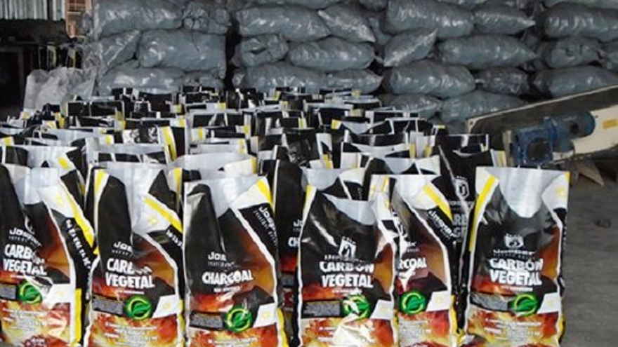 Carbón vegetal cubano ya empaquetado para su venta. (ACN)