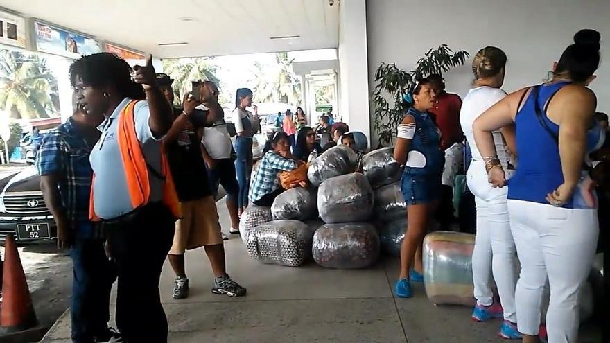 Cubanos dedicados a la importación de productos en el aeropuerto de Georgetown, Guayana. Esta antigua colonia británica se ha convertido en uno de los destinos principales para las mulas porque permite ingresar a ciudadanos cubanos solo con un visado que se obtiene a la llegada al país