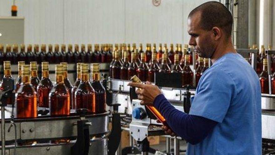 La Empresa de Bebidas y Refrescos presumió en la prensa oficial el "sobrecumplimiento" en la producción de ron Legendario. (Cubadebate)