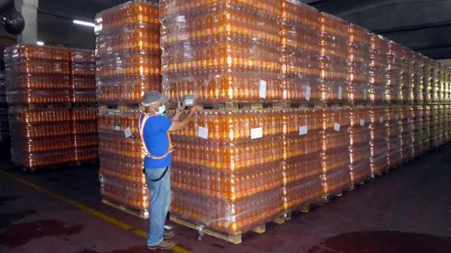 La fábrica, ubicada en Guane, Pinar del Río, ha visto cómo la crisis hacía descender la producción de sus bebidashasta dejarla por debajo de los 100 millones de unidades. (Granma)