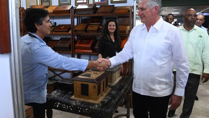 Miguel Díaz-Canel se mostró satisfecho este lunes en la inauguración de la feria del Habano, que cuenta con 59 expositores cubanos vinculados a esa industria. (Presidencia Cuba)
