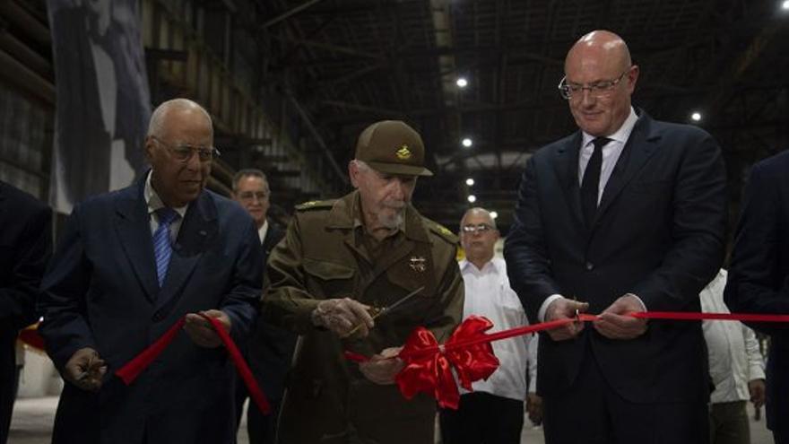 Ramiro Valdés y Dmitri Chernishenko inauguraron ayer la nueva siderúrgica José Martí, tras una remodelación total de Antillana de Acero. (Ismael Francisco/ Cubadebate)