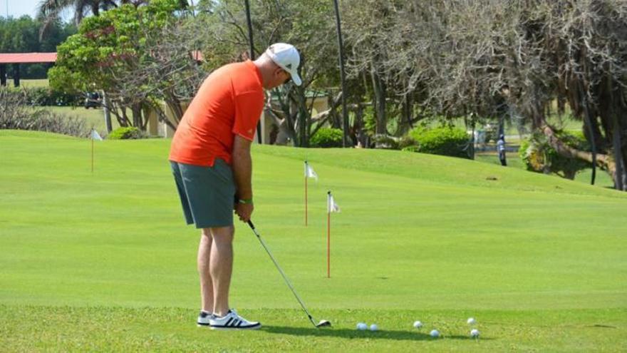 El golf, deporte que la burocracia hotelera intentó eliminar en Cuba, promete un resurgimiento con nuevos campos. (Granma)