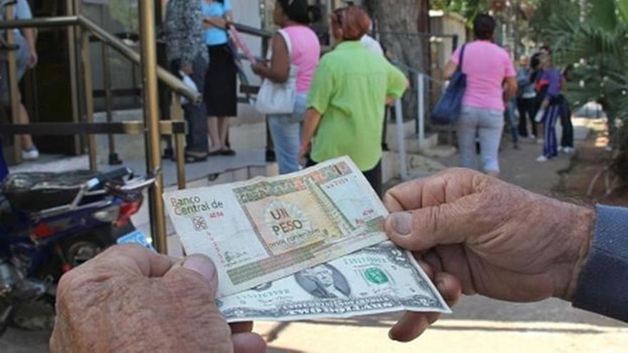 Los economistas advierten que el dólar superará pronto el umbral de los 200 pesos cubanos. (EFE)