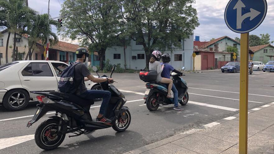 Las motocicletas han aumentado el parque móvil cubano en los dos últimos años, por su precio más bajo que un vehículo y la facilidad de evadir el tráfico. (14ymedio)