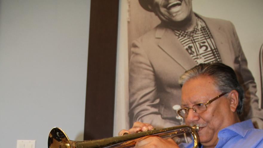 El trompetista tocando en un estudio. (Archivo A. Sandoval)