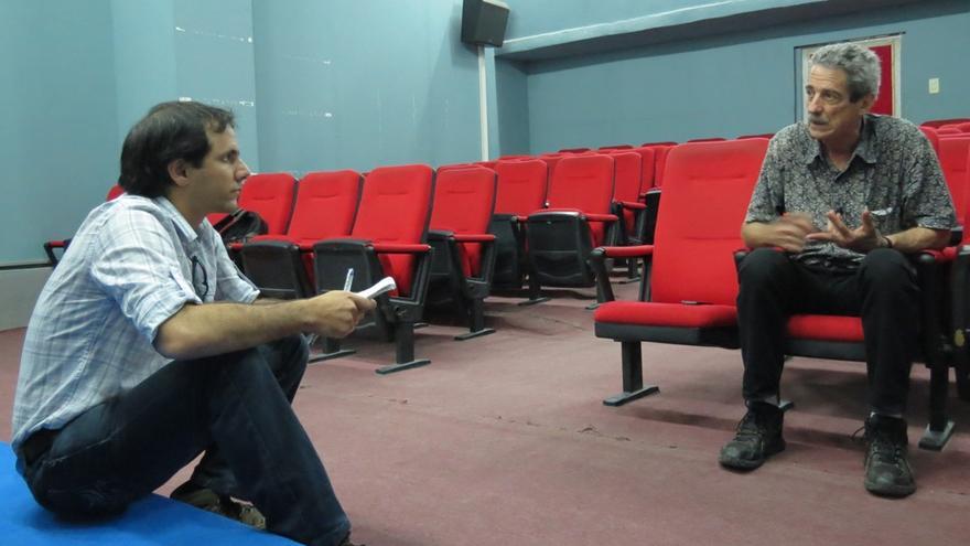 El cineasta Fernando PÃ©rez durante la entrevista con Henry Constantin. (14ymedio)