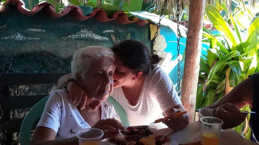 Jennifer Pérez se encuentra con su abuela en Cuba. (Cortesía J.P.)