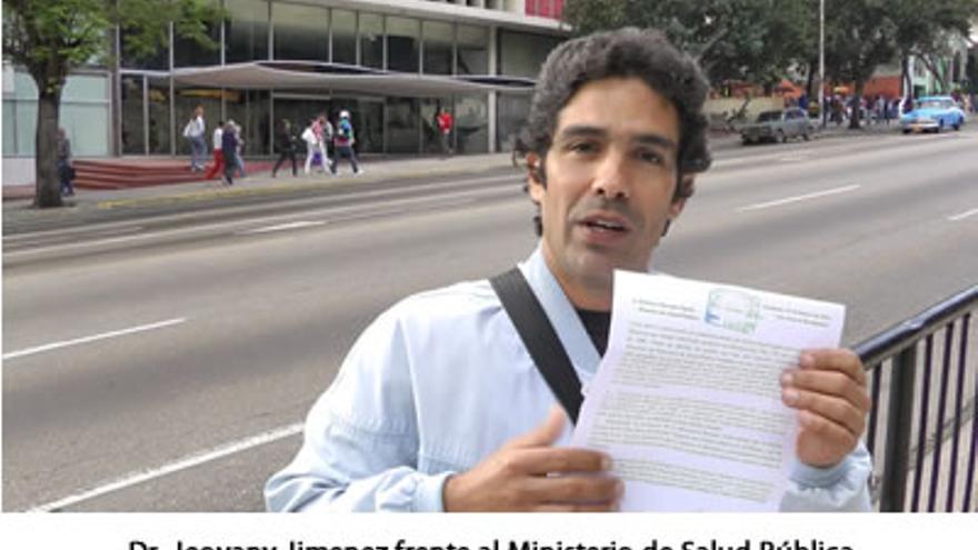 El doctor Jeovani Jiménez en 2012, presentando una protesta frente al ministerio e Salud Pública en La Habana. (Reinaldo Escobar)