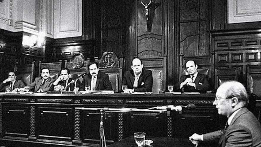 Juicio a las Juntas Militares de Argentina en 1985. Ricardo Gil Lavedra es el segundo por la izquierda. (El Mundo)