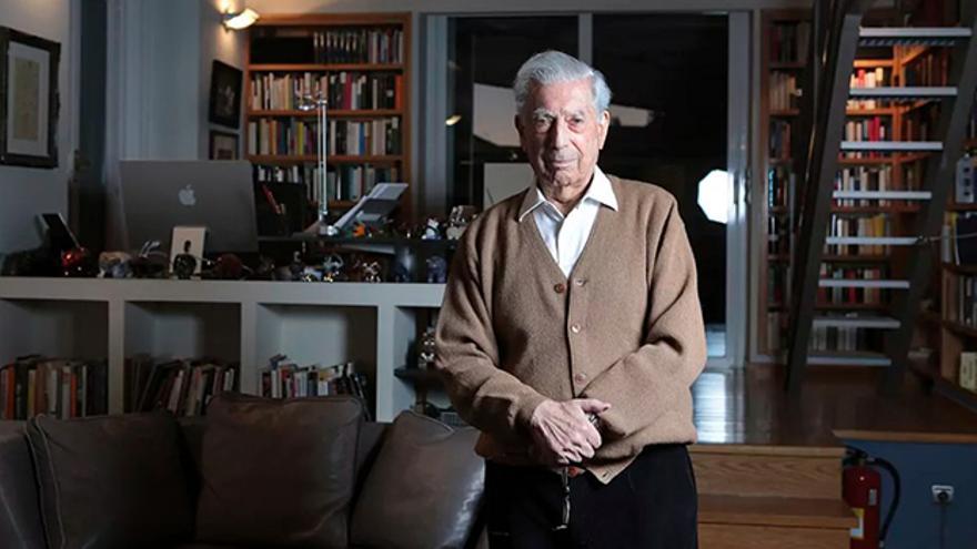 Mario Vargas Llosa en la biblioteca de su casa en Madrid. (José Aymá, El Mundo)