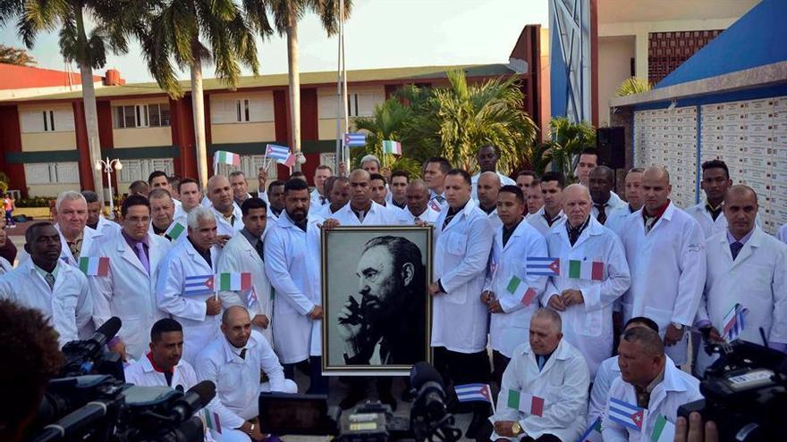 Los médicos cubanos que viajaron a Lombardía, en el norte de Italia, exhibieron banderas de ambos países y una gran fotografía de Fidel Castro. (PresidenciaCuba)