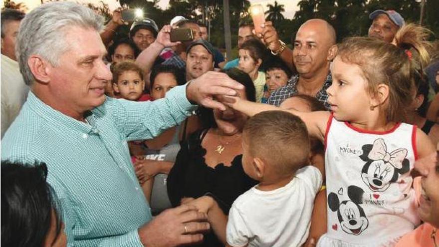 Miguel DÃ­az-Canel saluda a la multitud en esta imagen publicada por la prensa oficial. (Granma)