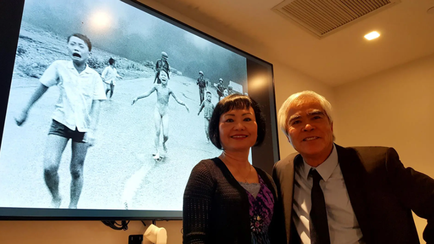 Kim Phuc, conocida como "la niña del napalm", y Nick Ut, el fotógrafo retirado de la agencia AP, frente a una proyección con la icónica fotografía tomada un 8 de junio de 1972 en plena guerra de Vietnam. (EFE/ Jorge Fuentelsaz)