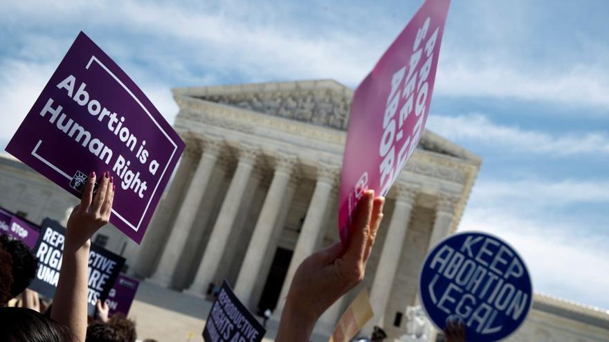 Activistas a favor del aborto protestan frente al Tribunal Supremo en Washington (EE UU), imagen de archivo. (EFE/ Shawn Thew)
