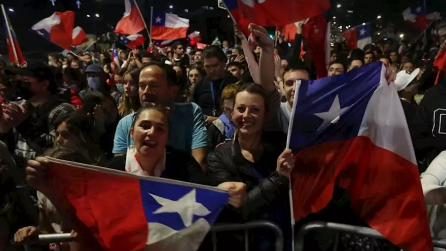 Adherentes de la opción "Rechazo" celebran el resultado del plebiscito constitucional, en Santiago de Chile. (EFE/Elvis González)