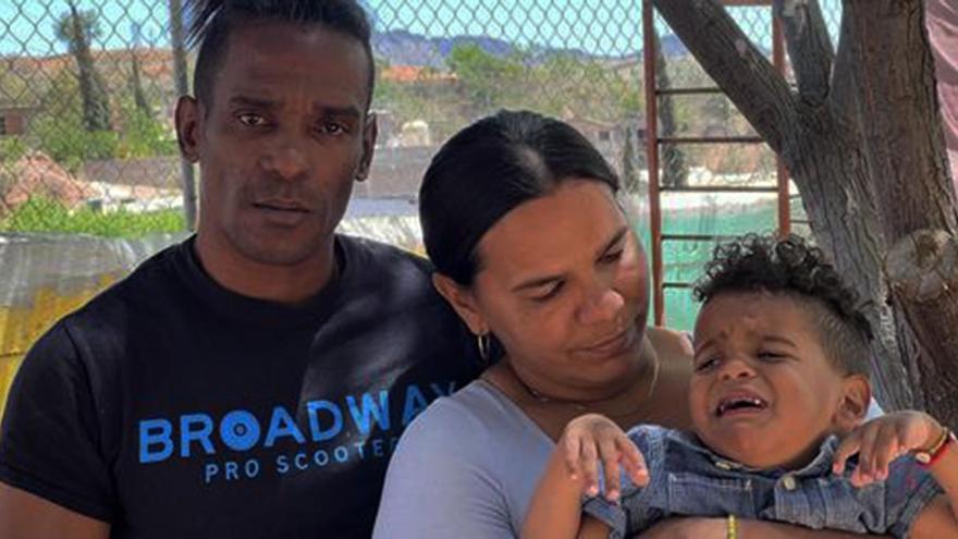 Adonis junto con su esposa y su hijo abandonaron la Isla desde diciembre del año pasado. (Captura)
