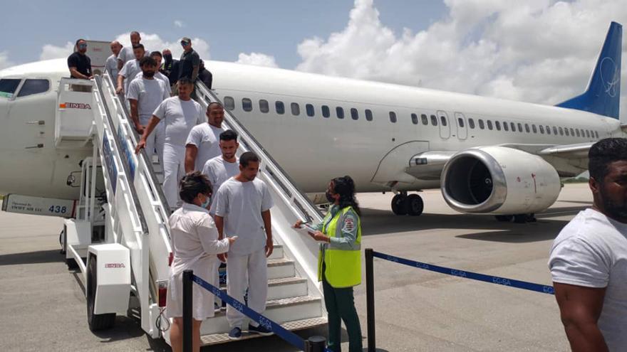 The US expels 33 Cubans on a fourth flight of deportees from Miami