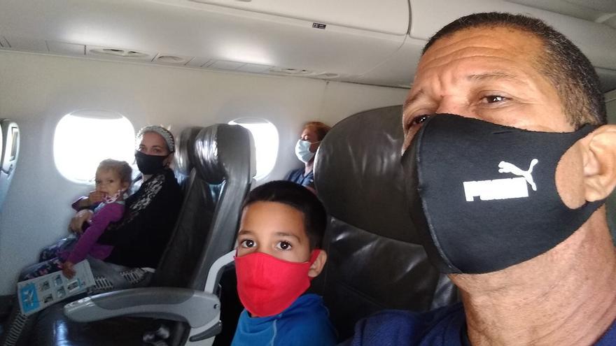 Ovidio Martín, su esposa, Zenaida Rams, y sus dos hijos a bordo del avión que los trasladó al Aeropuerto de Fort Lauderdale, en Miami (EE UU). (Facebook)