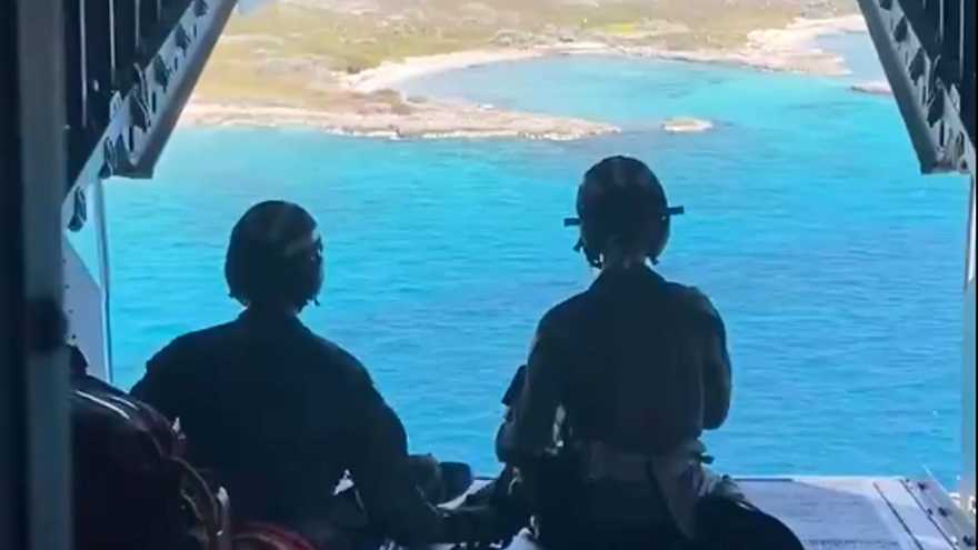 Agentes de la Guardia Costera lanzan salvavidas a los balseros interceptados en aguas de Bahamas. (Captura)