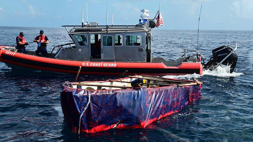 Agentes de la Guardia Costera de EE UU interceptaron una balsa en la que pretendían llegar cubanos a Florida. (Twitter/@USCGSoutheast)