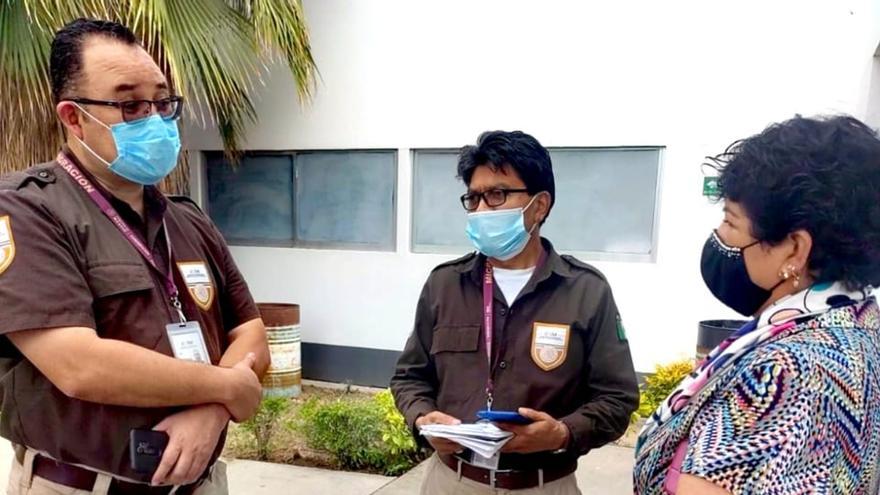 Agentes de Migración afuera del Hospital de Tehuacán, en el estado mexicano de Puebla, donde se encuentra la cubana Daime Irais Morales con diagnóstico grave. (Facebook/Primera Línea)