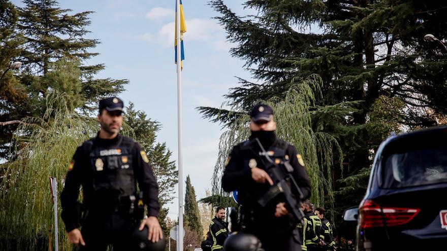 Agentes de la Policía Nacional custodian la Embajada de Ucrania en Madrid después de la explosión. (Europa Press/Carlos Luján)