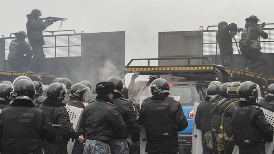 Agentes de la policía antidisturbios se enfrentan a manifestantes en Almaty, Kazajistán, el 5 de enero de 2022. (EFE/EPA/STR)