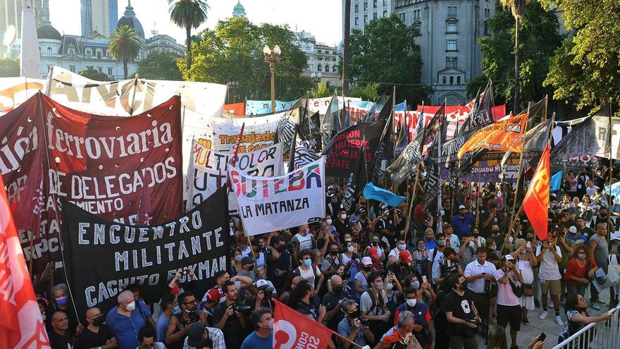 Agrupaciones políticas opositoras de izquierda, así como organizaciones sociales y sindicales, protestan en contra del acuerdo alcanzado entre el Gobierno de Alberto Fernández y el Fondo Monetario Internacional. (EFE)