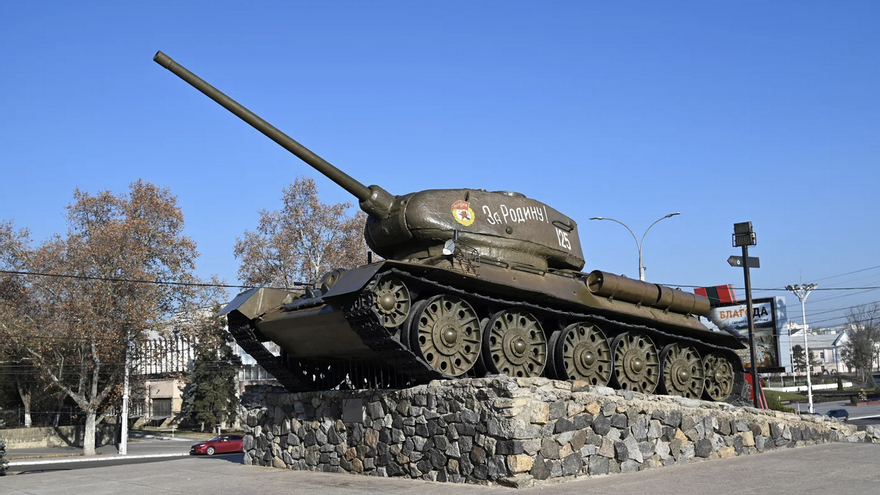 Tanque soviético T-34, uno de los símbolos de la ciudad, monumento en honor a la victoria sobre la Alemania nazi durante la Gran Guerra Patria (1941-45), en Tiráspol, capital de Transnistria. EFE/ Ignacio Ortega
