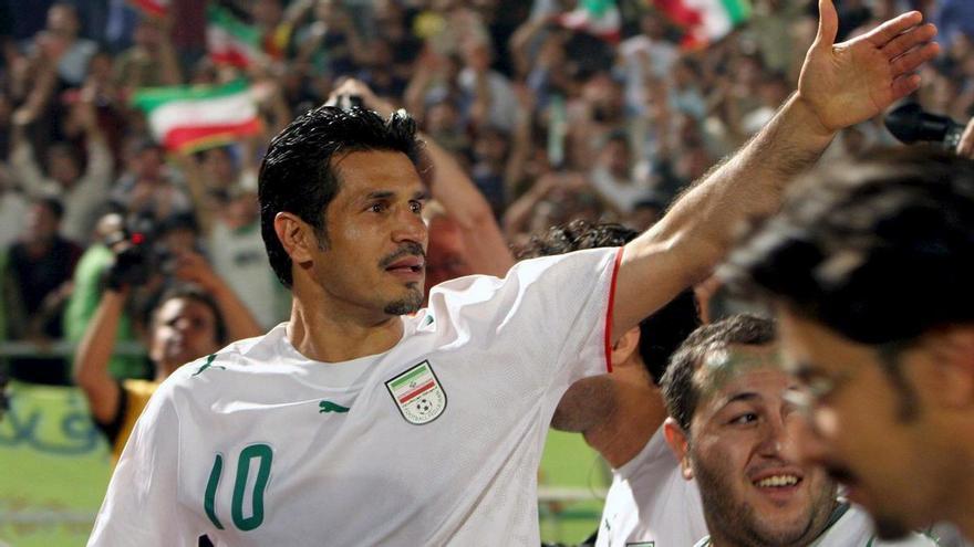 Ali Daei, en 2006, entonces jugador de la selección iraní de fútbol. (EFE/Abedin Taherkenareh)