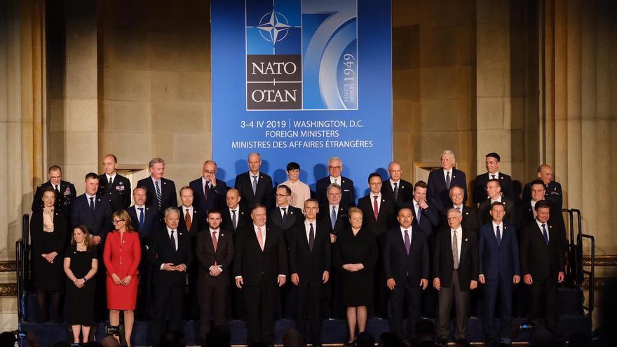 Foto de familia de los 29 ministros de los países pertenecientes s la Alianza Tratado Atlántico Norte. (NATO_Press)