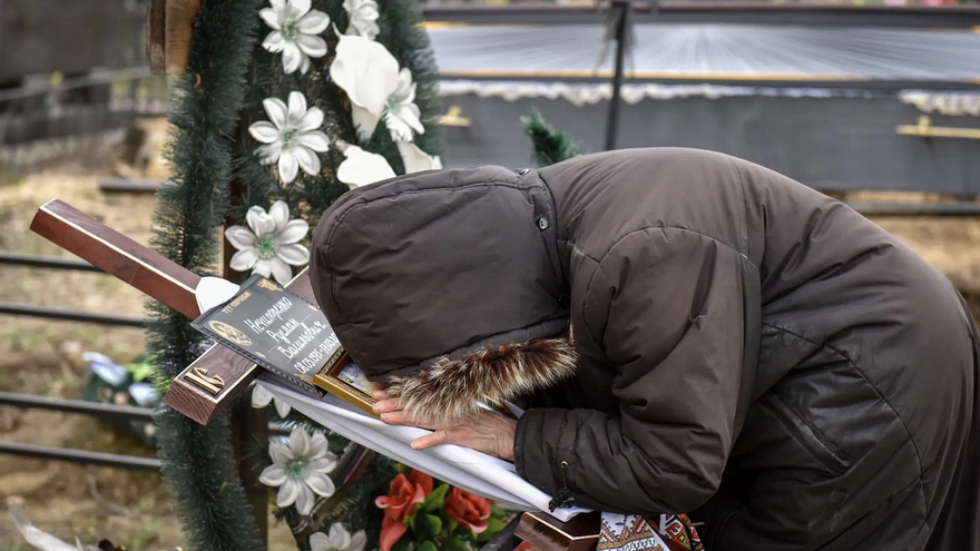 Alla, madre de una persona asesinada por soldados rusos en Bucha en marzo de 2022, en el cementerio municipal de esta ciudad del área de Kiev, el 18 de abril de 2022. (EFE/EPA/Oleg Petrasyuk)