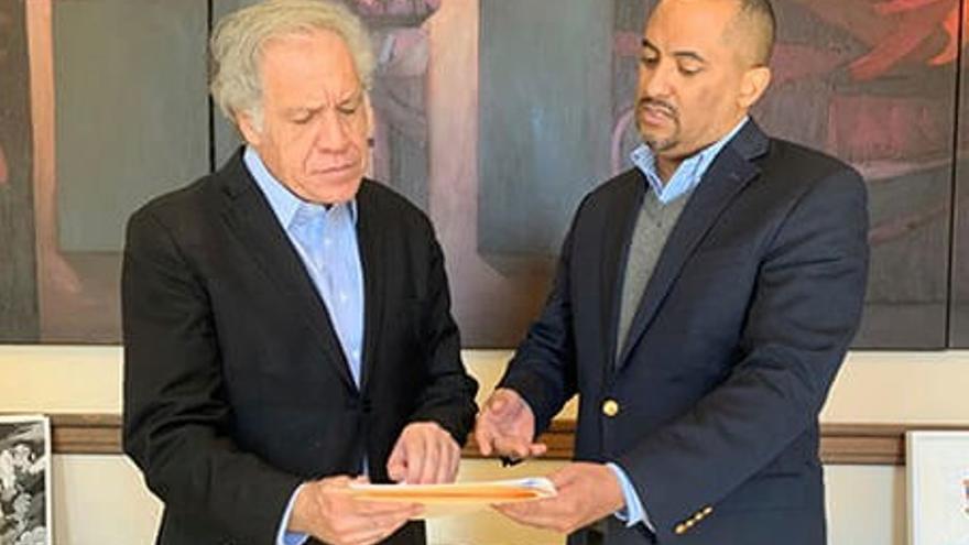 Luis Almagro, secretario general de la OEA, y el nicaragüense Arturo McFields Yescas. (La Prensa)