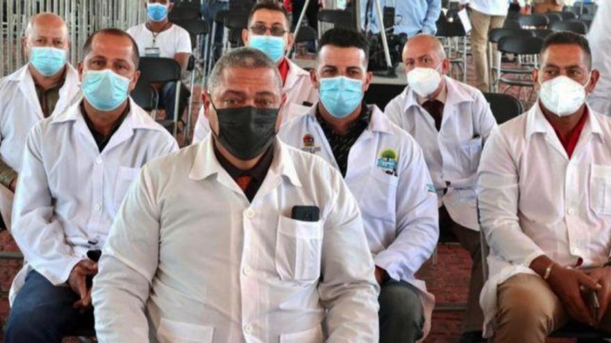 Ocho médicos cubanos asistieron este sábado a un evento del presidente mexicano Andrés Manuel López Obrador en el estado de Nayarit. (Captura)