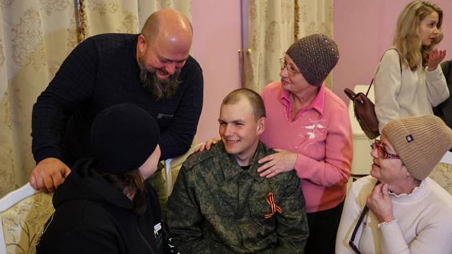 Antiguos prisioneros de guerra se reúnen con sus familiares en Jartsizsk, en la región de Donetsk. (EFE/EPA)