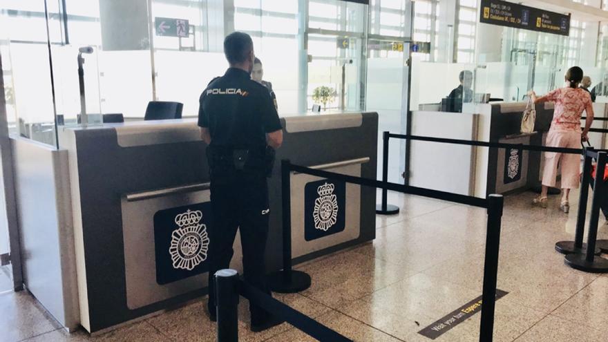 Área de control de pasaportes dividida en viajeros de la zona Schengen y resto de nacionalidades en el aeropuerto de Marbella (España). (EFE)