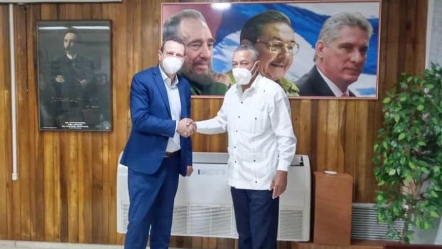 Ángel Arzuaga Reyes con diputado socialista Julio Navalpotro en La Habana. (PCC)