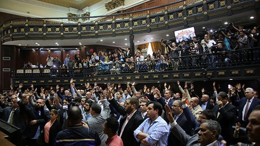 La Asamblea aprobó un Proyecto de Acuerdo en el cual se declara la existencia de una ruptura del orden constitucional y un golpe de Estado continuado. (@AsambleaVE)