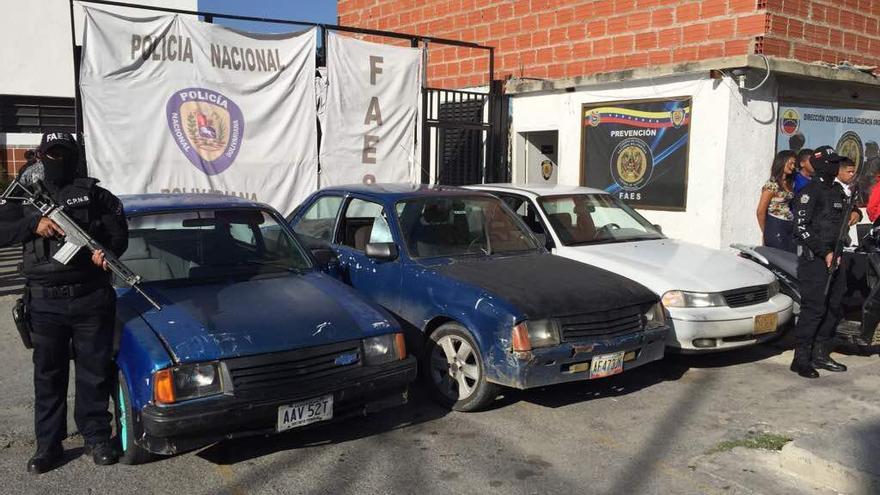 Autos decomisados por la policía Nacional Bolivariana, que sirvieron para trasladar los equipos y el dinero robado a los médicos cubanos. (PNB)