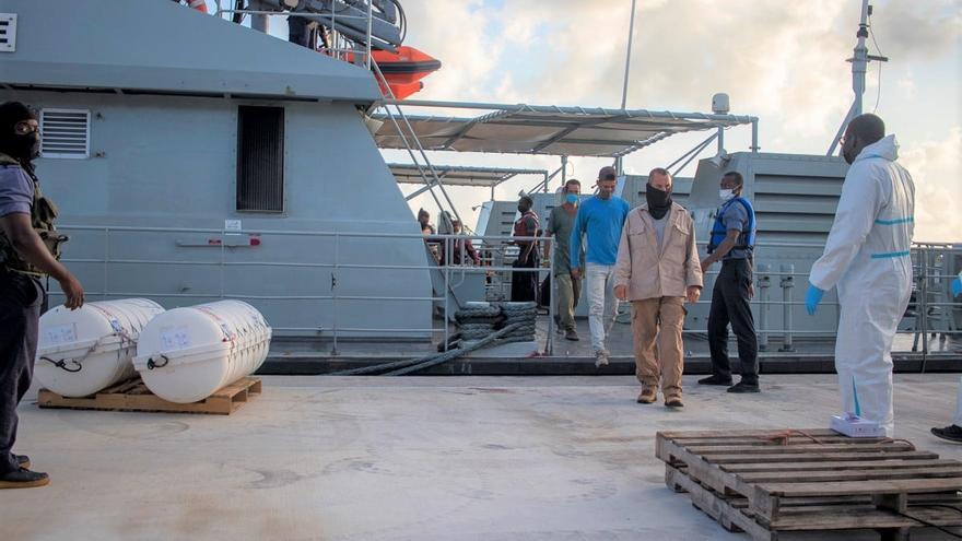 Balseros cubanos interceptados por la Guardia Costera de EE UU en Cayo Anguila y puestos a disposición de la Real Fuerza de Defensa de las Bahamas. (Facebook/RBDFMIL)