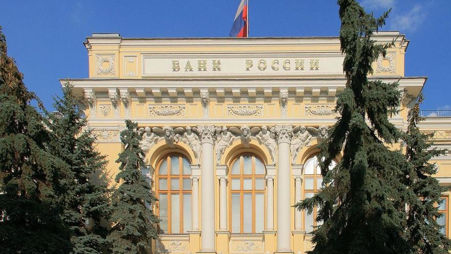 El Banco Central de Rusia ha asegurado que las tarjetas de débito y crédito emitidos en el país seguirán funcionando internamente, pero ya no pueden ser utilizadas en el extranjero. (CC)
