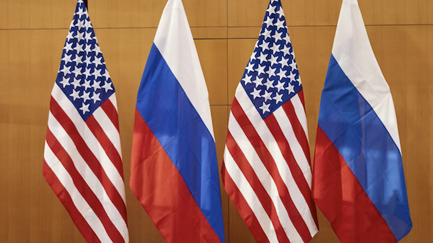 Banderas de Rusia y EE UU antes del comienzo de la reunión celebrada el lunes en Ginebra, Suiza, entre representes de ambos países. (EFE/EPA/Denis Balibouse/Pool)