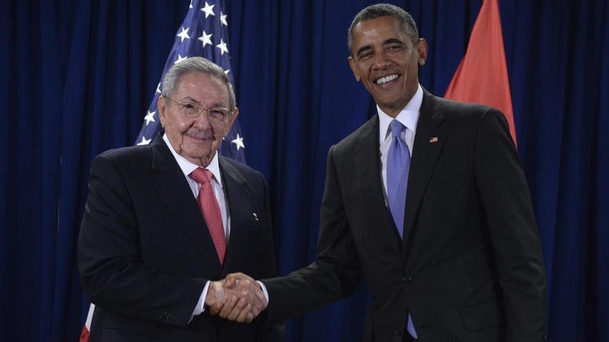 El presidente de Estados Unidos, Barack Obama, y su homólogo cubano, Raúl Castro, en la sede de las Naciones Unidas. (EFE)